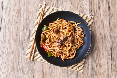  Ahşap yüzeyde bir tabak erişte.