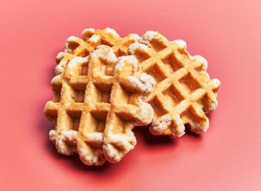  Kırmızı arka planda bir sürü lezzetli waffle.