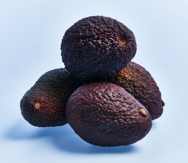  Avokado meyvesi grubu mavi arkaplan üzerinde