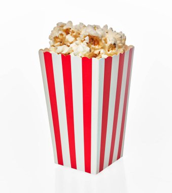  Beyaz arkaplanda izole edilmiş tuzlu patlamış mısır paketi