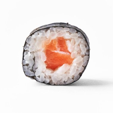  Beyaz arka planda tek başına kalmış somon balığı suşisi.