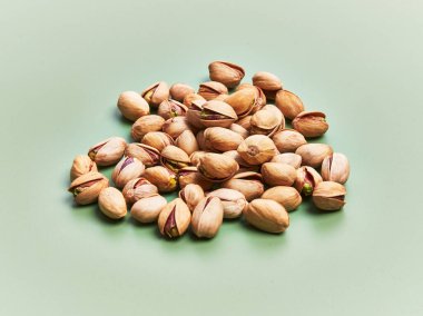  Yeşil arka planda bir sürü fıstık.