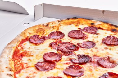  Tek pepperonili İtalyan pizzası servis kutusunda, beyaz arka planda izole edilmiş.