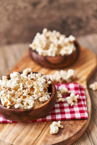 Ciotole Popcorn Salati Una Superficie Legno — Foto Stock