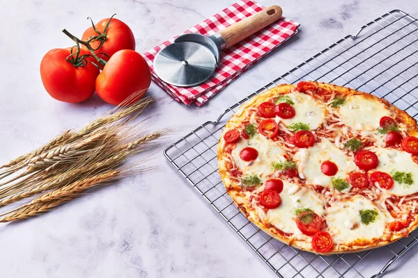  İtalyan pizzası fırın çelik tepside mermer yüzeyde.