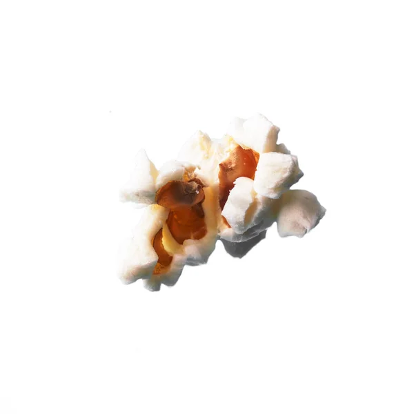 白い背景に隔離された単一のおいしい塩辛いポップコーン — ストック写真