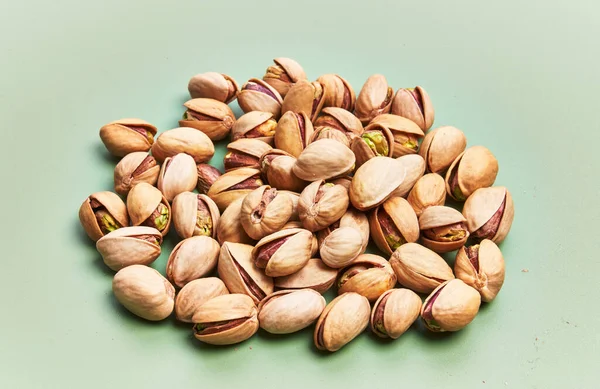  Yeşil arka planda bir sürü fıstık.