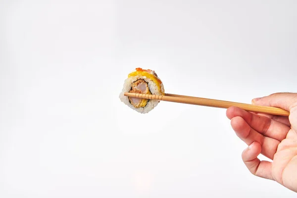 Eetstokjes Met Enkele Garnalen Uramaki Sushi Geïsoleerd Witte Achtergrond — Stockfoto