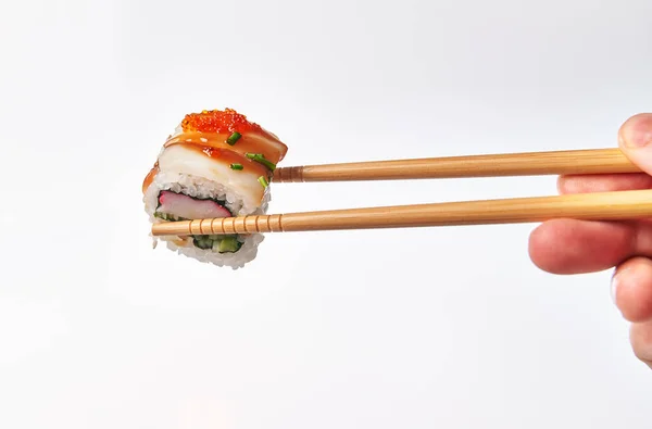 Palillos Que Sostienen Sushi Surimi Uramaki Aislado Sobre Fondo Blanco — Foto de Stock