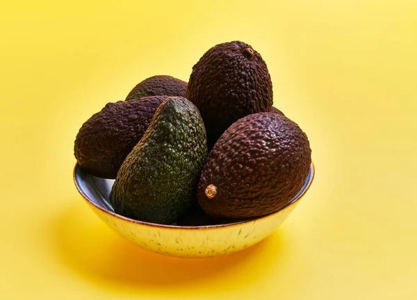 Tigela Frutas Abacate Sobre Fundo Amarelo — Fotografia de Stock