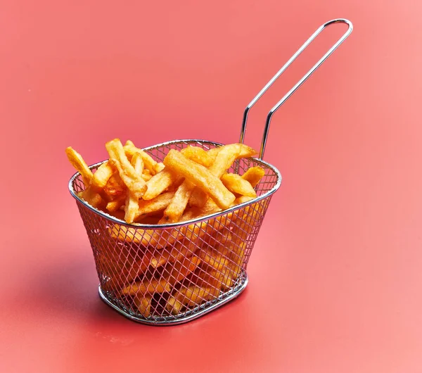 Cesta Aço Batatas Fritas Francesas Sobre Fundo Vermelho — Fotografia de Stock