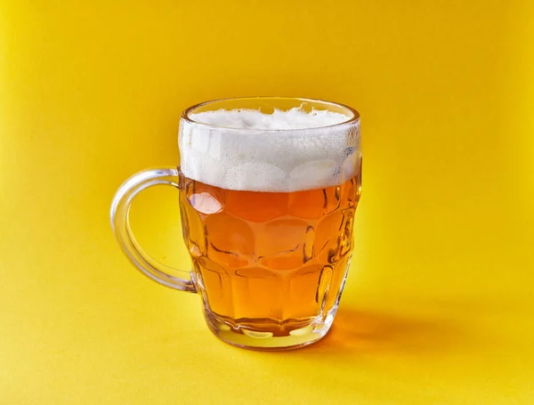 Barattolo Birra Sfondo Giallo — Foto Stock
