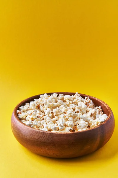 Schüssel Mit Salzigen Popcorn Auf Gelbem Hintergrund — Stockfoto