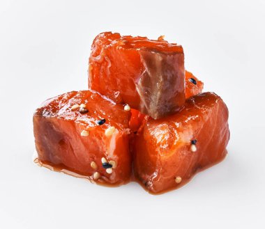  Beyaz arka planda izole edilmiş taze somon balıkları.