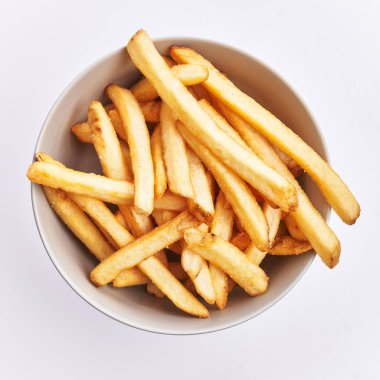  Bir kase kızarmış patates, beyaz arka planda izole edilmiş.