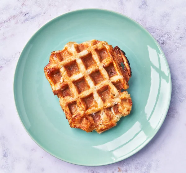 Teller Mit Leckeren Waffeln Auf Marmoroberfläche — Stockfoto