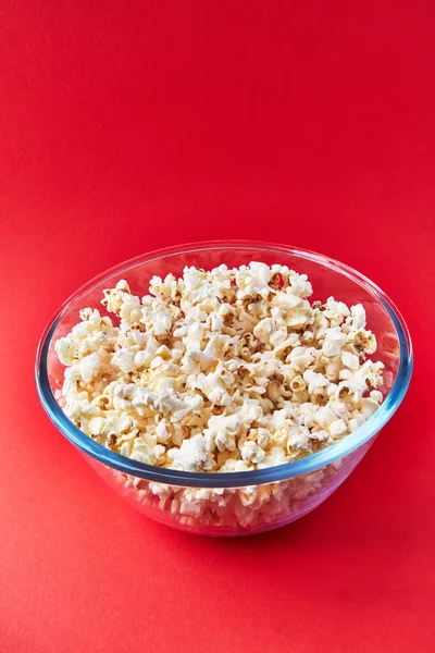 Ciotola Popcorn Salati Fondo Rosso — Foto Stock