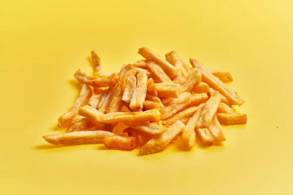 Bando Batatas Fritas Francesas Sobre Fundo Amarelo — Fotografia de Stock