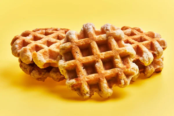 Sarı Arka Planda Bir Sürü Lezzetli Waffle — Stok fotoğraf