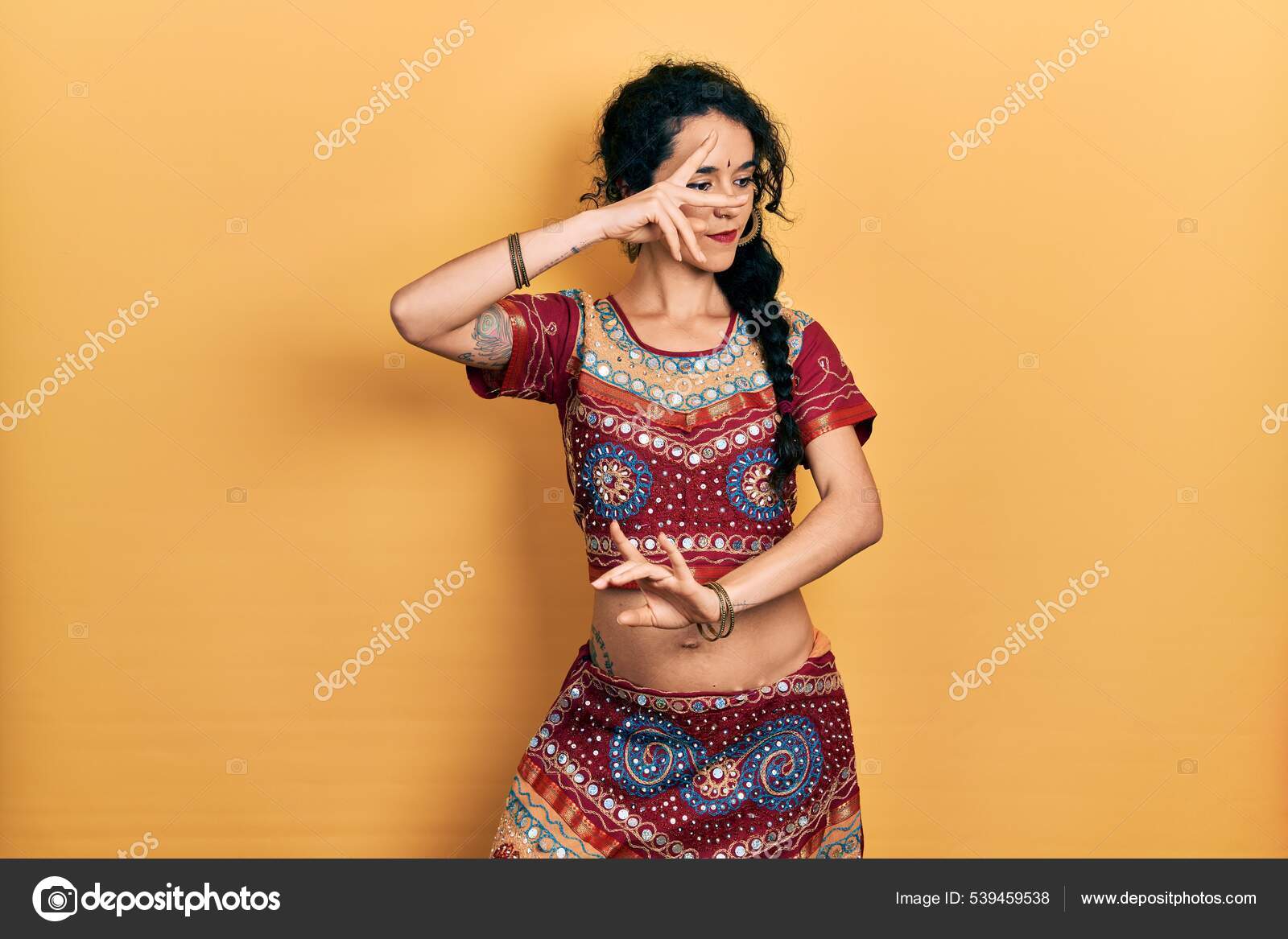 Jeune Femme Indienne Portant Costume Traditionnel Danseuse Ventre Danse  Exotique image libre de droit par Krakenimages.com © #539459538