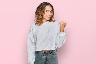 Güzel, genç, beyaz bir kadın. Sıradan bir kazak giyiyor. Gülümsüyor, gülümsüyor.. 