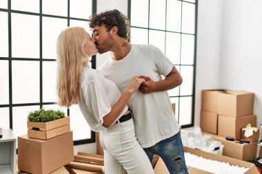 Genç ve güzel bir çift yeni evinde mutlu bir şekilde dans ediyor.