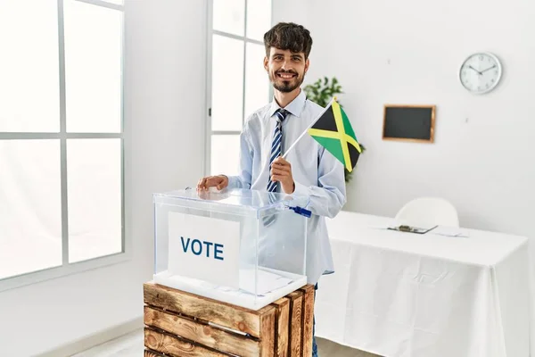 Joven Votante Hispano Con Bandera Jamaica Colegio Electoral —  Fotos de Stock