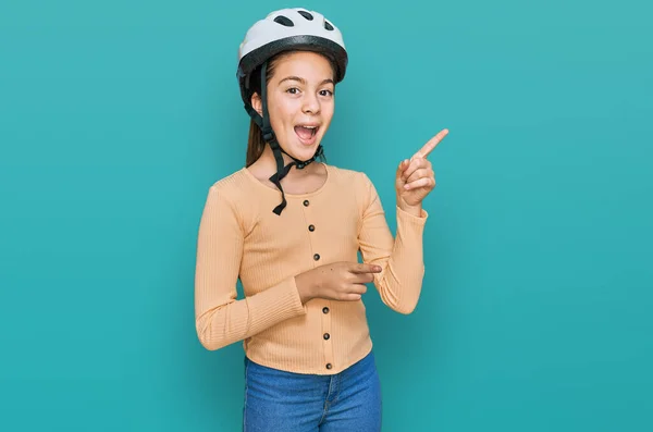 Menina Morena Bonita Usando Capacete Bicicleta Sorrindo Olhando Para Câmera — Fotografia de Stock
