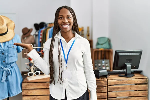 Black Woman Braids Working Manager Retail Boutique Smiling Cheerful Presenting — Stockfoto