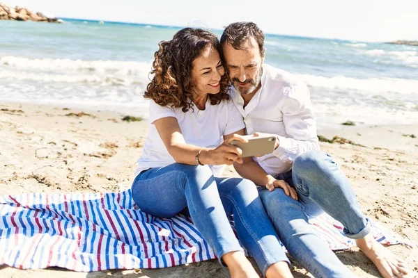 Middelbare Leeftijd Hispanic Paar Maken Selfie Door Smartphone Zitten Handdoek — Stockfoto