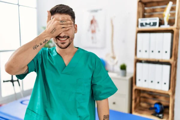 Young Physiotherapist Man Working Pain Recovery Clinic Smiling Laughing Hand — Stockfoto