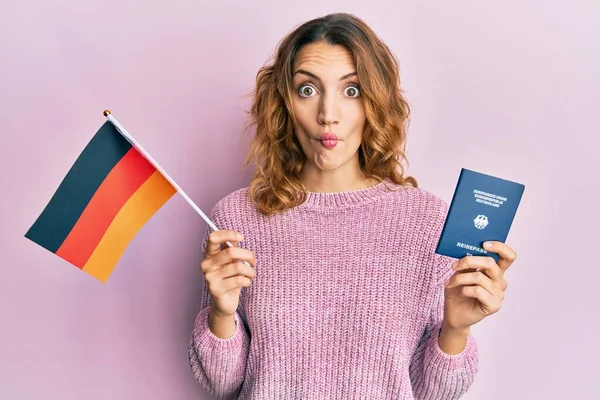 Młoda Kaukaska Kobieta Niemiecką Flagą Paszportem Robi Rybią Twarz Ustami — Zdjęcie stockowe