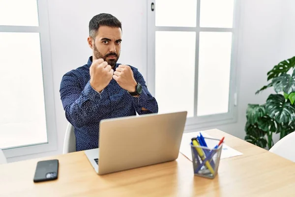 Young Hispanic Man Beard Working Office Laptop Ready Fight Fist — Fotografia de Stock