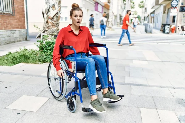 Молодая Брюнетка Женщина Сидит Инвалидной Коляске Открытом Воздухе Испуганный Пораженный — стоковое фото