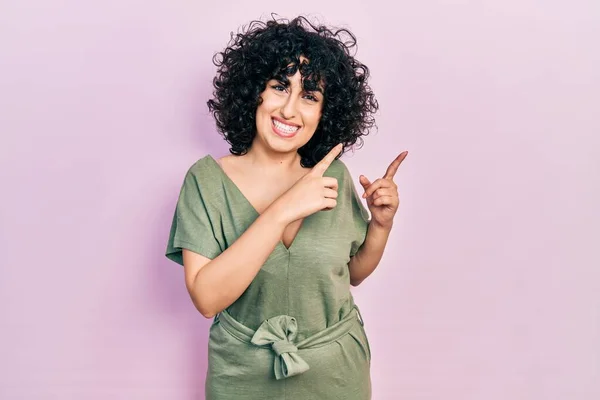 Ung Mellanöstern Kvinna Bär Casual Kläder Ler Och Tittar Kameran — Stockfoto