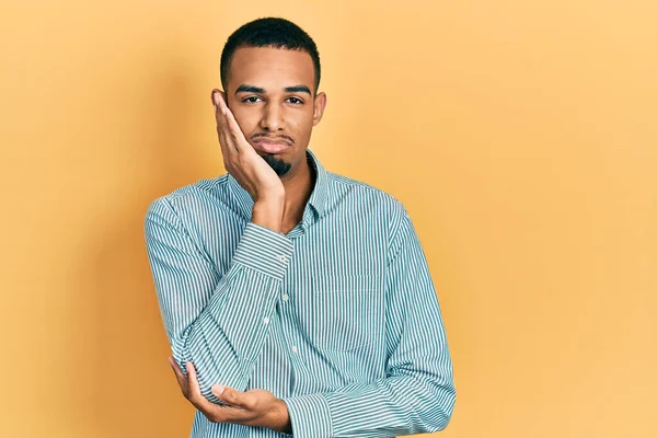 Jeune Homme Afro Américain Portant Des Vêtements Décontractés Pensant Fatigué — Photo