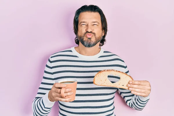 Middle Age Caucasian Man Holding Bread Loaf Heart Shape Drinking — Stockfoto