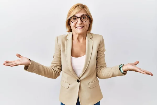 Middle Age Blonde Business Woman Standing Isolated Background Smiling Cheerful — Foto de Stock