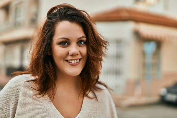 Joven Irlandesa Más Tamaño Chica Sonriendo Feliz Pie Ciudad —  Fotos de Stock