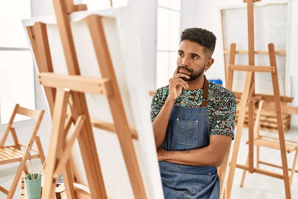 若いアフリカ系アメリカ人のアーティストがアートスタジオで絵画を中心に — ストック写真