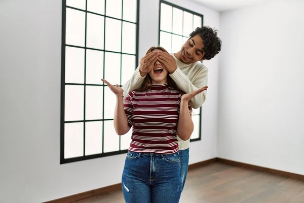 Homem Surpreendendo Sua Namorada Fechando Olhos Com Mãos Casa Nova — Fotografia de Stock