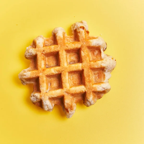 Einzelne Köstliche Waffel Auf Gelbem Hintergrund — Stockfoto