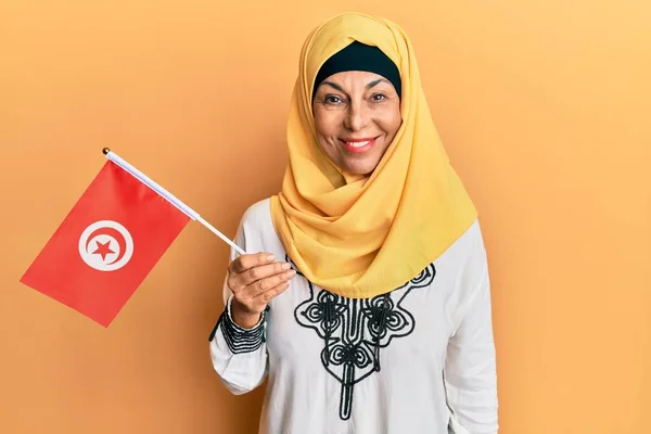 Middle Age Hispanic Woman Wearing Hijab Holding Tunisia Flag Looking — Stock fotografie