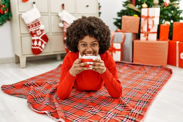 Jovem Afro Americana Bebendo Café Deitado Árvore Natal Casa — Fotografia de Stock