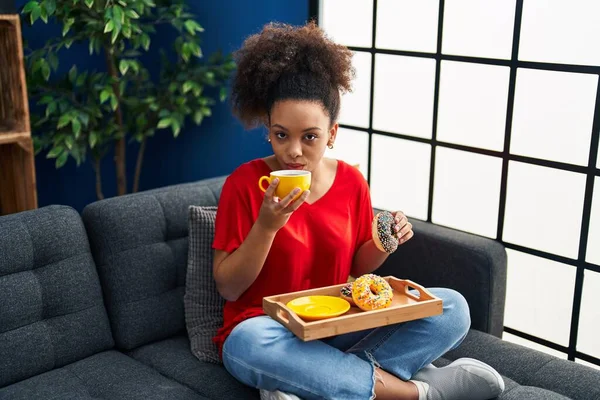 Young African American Woman Having Breakfast Sitting Sofa Home — Zdjęcie stockowe