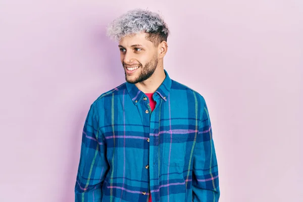 Young Hispanic Man Modern Dyed Hair Wearing Casual Retro Shirt — Zdjęcie stockowe