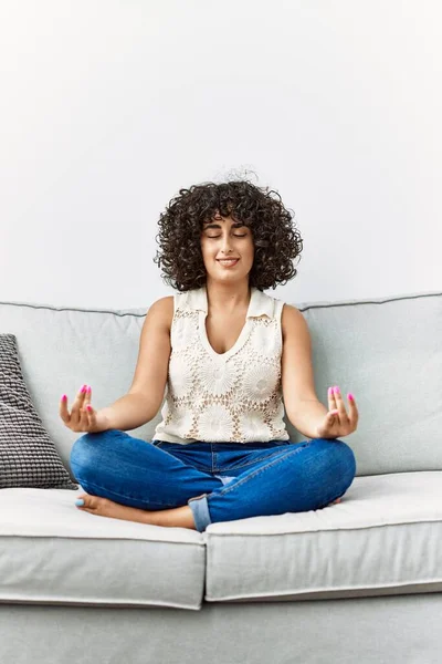 年轻的中东女人笑着自信地在家里做瑜伽运动 — 图库照片