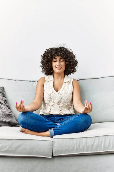 Jovem Mulher Oriente Médio Sorrindo Confiante Fazendo Exercício Ioga Casa — Fotografia de Stock