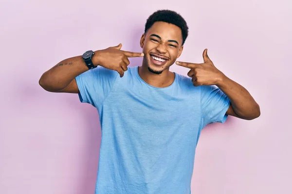 Jeune Homme Afro Américain Portant Shirt Bleu Décontracté Souriant Joyeux — Photo