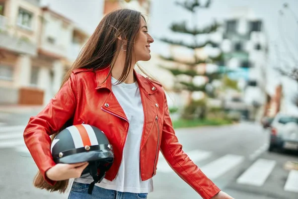 Νεαρή Ισπανίδα Γυναίκα Χαμογελά Χαρούμενη Κρατώντας Moto Κράνος Στην Πόλη — Φωτογραφία Αρχείου